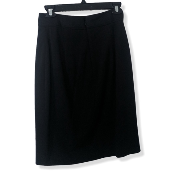 Black skirt w asymmetrical pleats - Picture 2 of 3